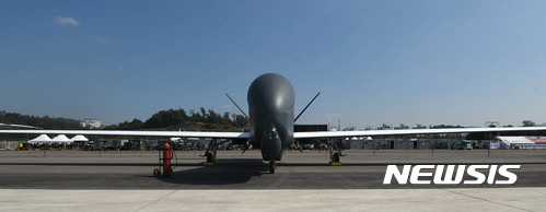 【성남=뉴시스】이정선 기자 = 서울 국제 항공우주 및 방위산업 전시회 2017(서울 ADEX 2017)가 개막한 17일 오후 경기 성남 서울공항 활주로에 고고도정찰무인기 글로벌호크가 계류되어 있다. 2017.10.17.&nbsp; ppljs@newsis.com
