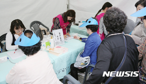 【대구=뉴시스】우종록 기자 = 17일 오후 대구 중구 경상감영공원 일대에서 열린 '2017 중구 어르신 한마당'행사를 찾은 어르신들이 혈압, 혈당 검사를 받고 있다. 2017.10.17. wjr@newsis.com