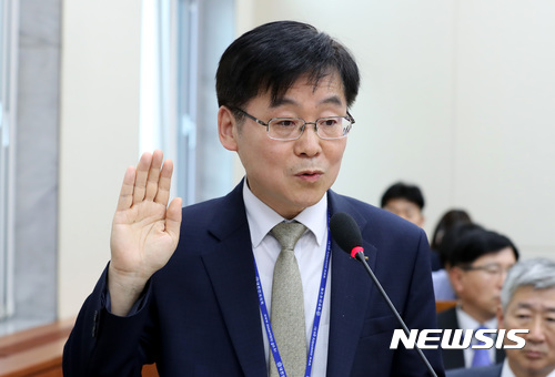 【서울=뉴시스】이영환 기자 = 17일 오후 서울 여의도 국회 환경노동위원회 회의실에서 열린 기상청 국정감사에서 증인으로 출석한 신중호 한국지질자원연구원장이 선서를 하고 있다. 2017.10.17.&nbsp; 20hwan@newsis.com