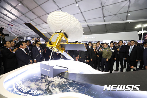 【성남=뉴시스】전진환 기자 = 문재인 대통령이 지난해 10월17일 오전 경기도 성남 서울공항에서 열린 '서울 국제항공우주 및 방위산업 전시회(서울 ADEX) 2017' 개막식에 참석해 전시관에서 한국형 정찰위성 SAR 모형 앞에서 설명을 듣고 있다. 2017.10.17. (사진=청와대 제공) amin2@newsis.com