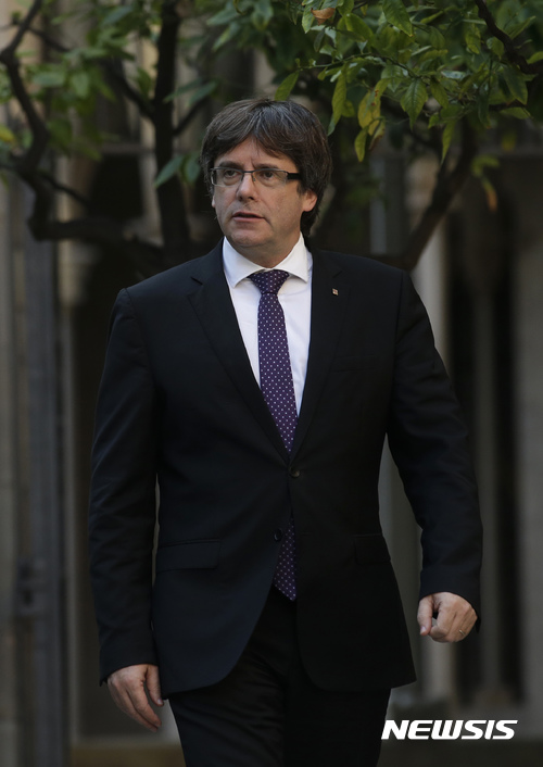 【바르셀로나=AP/뉴시스】카를레스 푸지데몬 카탈루냐 자치정부 수반이 18일(현지시간) 중앙정부가 협상하지 않고 카탈루냐 자치권을 박탈하면 독립을 확실하게 선언하겠다고 밝혔다. 푸지데몬 주지사는 전날 바르셀로나에서열리 회의에 참하기 위해 회의장에 도착하고 있다. 2017.10.19 