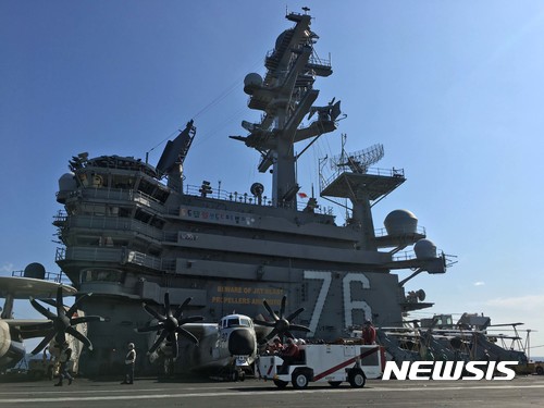 【동해=뉴시스】박진희 기자 = 북한의 해상도발을 대비해 한미 해군 연합 해상훈련에 돌입한 17일 동해상에서 작전중인 미국 원자력추진 항공모함 로널드 레이건(Ronald Reagan)함에서 전투기가 출격 준비를 하고 있다.&nbsp; 한미 해군은 이번 훈련에서 항모호송작전, 방공전, 대잠전, 미사일경보훈련(Link-Ex), 선단호송, 해양차단작전, 대함·대공 함포 실사격 등을 통해 연합·합동작전 수행능력을 향상시킨다는 방침이다. 2017.10.17.&nbsp; pak7130@newsis.com