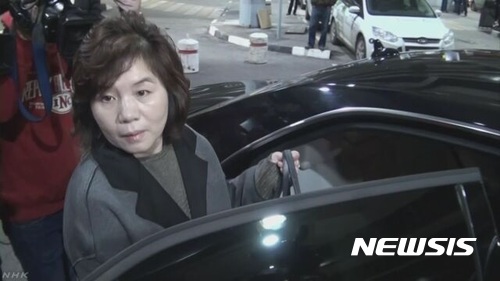 【서울=뉴시스】 최선희 북한 외무성 북미국장(사진)이 17일(현지시간) 러시아 모스크바 셰레메티예보 국제공항에 도착해 차량에 탑승하고 있다. 최 국장은 19일부터 사흘간 모스크바에서 열리는 핵무기 비확산을 주제로 하는 국제회의에 참석할 예정이다. (사진출처: NHK) 2017.10.18.