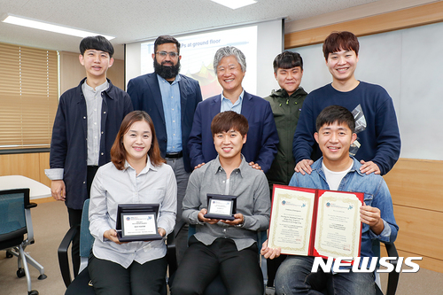 【대구=뉴시스】나호용 기자 = 영남대 정보통신공학과 박용완(위 가운데)교수 연구팀이 최근 일본 홋카이도대학교에서 열린 ‘IPIN 2017’에서 실내 내비게이션을 상용화할 수 있는 기반 기술을 발표해 학계로부터 주목받고 있다. 2017.10.18.(사진=영남대 제공) photo@newsis.com