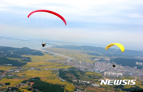 [보령=뉴시스] 보령시 옥마산에서 즐기는 패러글라이딩을 즐기는 사람들. (사진=뉴시스 DB). photo@newsis.com 