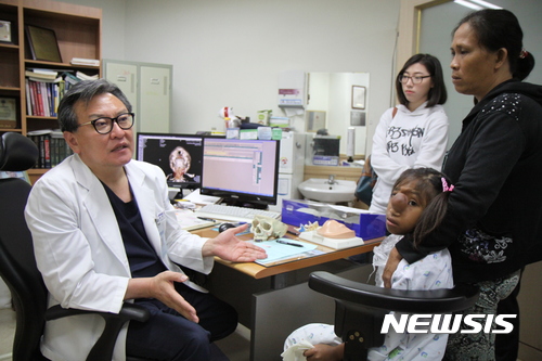【안동=뉴시스】김진호 기자 = 세계적인 희귀병을 앓고 있는 필리핀 빈민 소녀 리카(9)가 18일 경북 안동시 소재 안동성소병원에서 '선천성 수막뇌류' 수술에 앞서 진료를 받고 있다. 2017.10.18 (사진= 안동성소병원 제공)photo@newsis.com