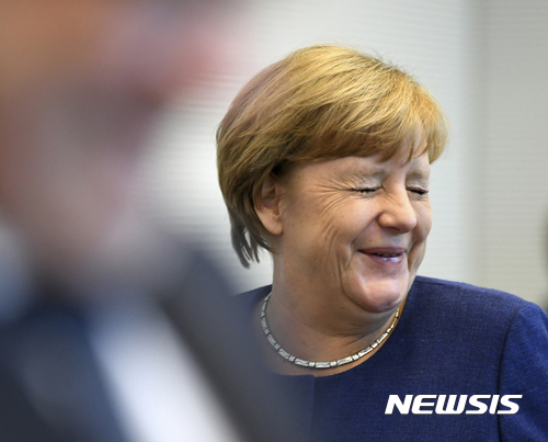 【베를린=AP/뉴시스】앙겔라 메르켈 독일 총리가 17일(현지시간) 베를린 국회의사당에서 기독민주당(CDU) 관계자들과 회의를 진행하고 있다. 2017.10.25. 