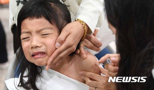 【서울=뉴시스】 경남 거창군은 관내 주민들을 위한 독감 예방접종을 시작했다. 18일 오전 거창보건소에서 한어린이가 독감 예방주사를 맞고 있다. 2017.10.18. (사진=거창군 제공) photo@newsis.com