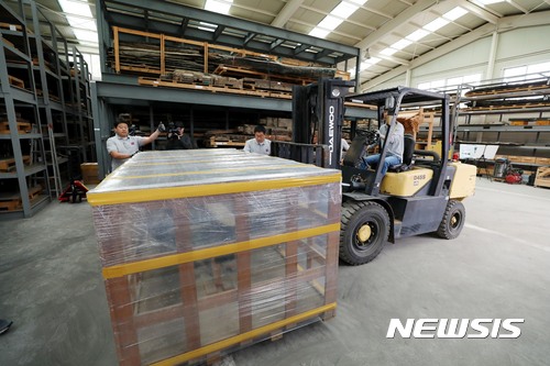 【서울=뉴시스】조성봉 기자 = 18일 오전 서울 종로구 경복궁 부재관리소에서&nbsp; 동부아트 관계자들이 숭례문 화재 피해부재 보양 및 이송작업을 하고 있다.문화재청과 전통건축수리기술진흥재단은 숭례문 수습부재를 체계적으로 보존 관리하기 위해 약 한달동안 파주 전통건축부재보존센터로 이송한다고 밝혔다. 2017.10.18.suncho21@newsis.com