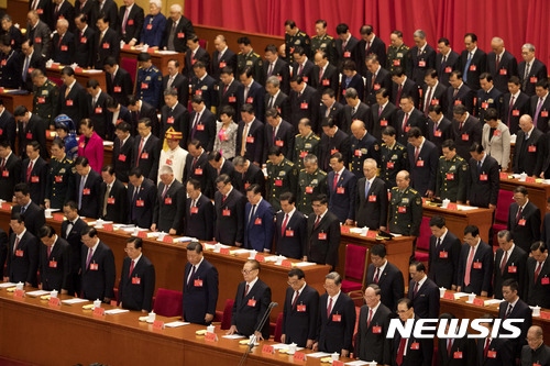 【베이징=AP/뉴시스】시진핑 중국 국가주석(앞줄 가운데) 등이 18일 베이징에서 열린 제19차 공산당 전국대표대회(당대회) 개막식에 참석해 묵념하고 있다.  2017.10.18 
