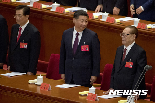 【베이징=AP/뉴시스】시진핑 중국 국가주석이 18일 베이징에서 열린 제19차 공산당 전국대표대회(당대회) 개막식에 참석하고 있다. 오른쪽에 장쩌민, 왼쪽에 후진타오 전 주석이 서있다. 2017.10.18