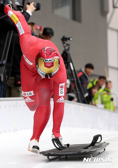 【평창=뉴시스】추상철 기자 = 2018 평창동계올림픽 봅슬레이-스켈레톤 대표팀 실전테스트가 실시된 18일 오전 강원도 평창군 알펜시아 슬라이딩 센터에서 스켈레톤의 윤성빈이 힘찬 출발을 하고 있다. 2017.10.18. scchoo@newsis.com