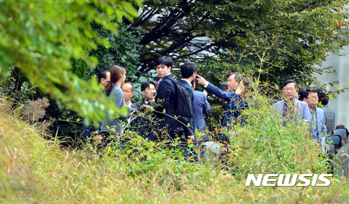 【광주=뉴시스】류형근 기자 = 5·18기념재단과 목격자들이 18일 오전 광주 북구 옛 광주교도소 밖 야산에서 5·18 당시 암매장 장소로 추정되는 곳을 살펴보고 있다. 목격자들은 "5·18 당시 공사장비를 이용해 교도소 밖 야산에서 땅을 파는 모습을 목격했다"고 증언했다. 2017.10.18. hgryu77@newsis.com