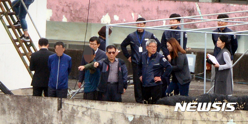 【광주=뉴시스】류형근 기자 = 우원식 더불어민주당 원내대표와 5·18기념재단, 목격자들이 18일 오전 광주 북구 옛 광주교도소 한 건물 옥상에서 5·18 당시 암매장 장소로 추정되는 곳을 살펴보고 있다. 목격자들은 "5·18 당시 공사장비를 이용해 교도소 밖 야산에서 땅을 파는 모습을 목격했다"고 증언했다. 2017.10.18.&nbsp; hgryu77@newsis.com