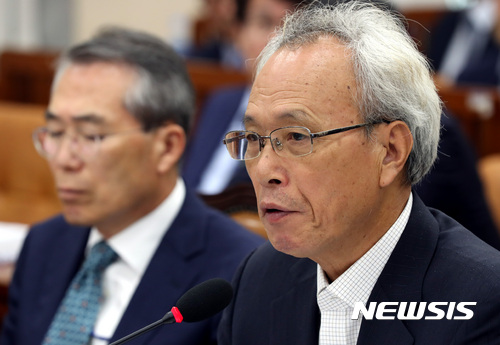 【서울=뉴시스】박영태 기자 = 18일 오전 서울 영등포구 여의도 국회에서 진행된 국회 환경노동위원회의 노동부 산하기관 국정감사에서 문성현 경제사회발전 노사정위원회 위원장이 의원 질의에 답변하고 있다. 2017.10.18.since1999@newsis.com