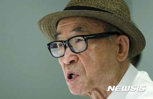 【서울=뉴시스】최동준 기자 = 18일 서울 중구 달개비에서 열린 아시아문학페스티벌 간담회에서 조직위원장인 고은 시인이 페스티벌 소개를 하고 있다. 2017.10.18.&nbsp; photocdj@newsis.com