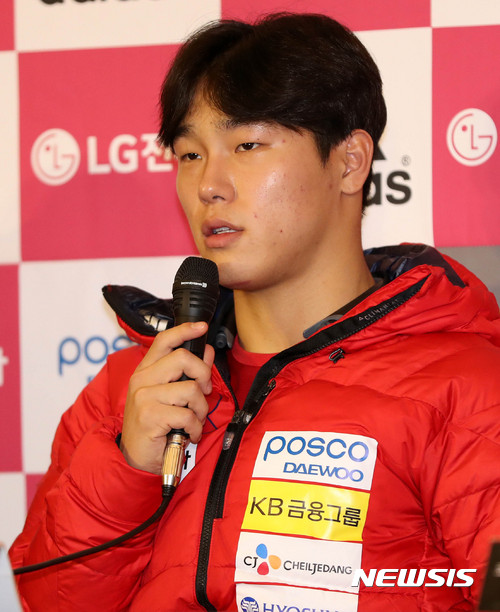 【평창=뉴시스】추상철 기자 = 2018 평창동계올림픽 봅슬레이-스켈레톤 대표팀 기자간담회가 열린 18일 오후 강원도 평창군 알펜시아 컨벤션센터에서 스켈레톤 대표팀 윤성빈이 각오를 밝히고 있다. 2017.10.18. scchoo@newsis.com