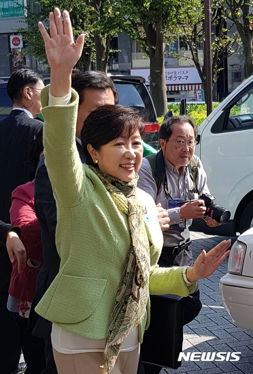 【사이타마=뉴시스】 조윤영 특파원 = 18일 희망의 당 대표 고이케 유리코(小池百合子) 도쿄도지사가 아사카다이(朝霞台)역 앞에 마련된 사이타마(埼玉)4구 유세장에서 시민들에게 손을 흔들어 인사하고 있다. 2017.10.18.yuncho@newsis.com