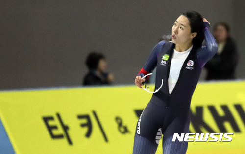 【서울=뉴시스】최진석 기자 = '빙속여제' 이상화가 18일 오후 서울 노원구 태릉 국제스케이트장에서 열린 '제52회 전국남녀 종목별 스피트스케이팅 선수권대회 겸 2017/18 ISU 스피드 월드컵 파견선수 선발전' 여자 500m 1차전에서 역주 뒤 기록을 살펴보고 있다. 2017.10.18.  myjs@newsis.com