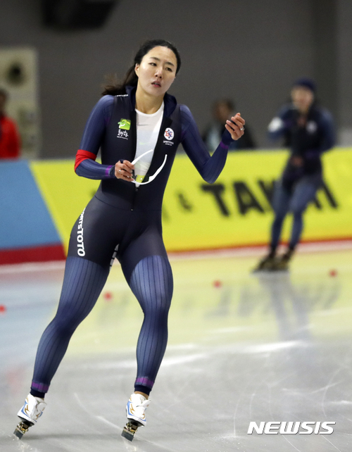 【서울=뉴시스】최진석 기자 = '빙속여제' 이상화가 18일 오후 서울 노원구 태릉 국제스케이트장에서 열린 '제52회 전국남녀 종목별 스피트스케이팅 선수권대회 겸 2017/18 ISU 스피드 월드컵 파견선수 선발전' 여자 500m 1차전에서 역주 뒤 빙판을 돌고 있다. 2017.10.18. myjs@newsis.com