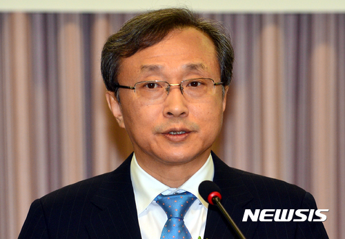 【서울=뉴시스】고승민 기자 = 문재인 대통령은 18일 신임 헌법재판관에 유남석 광주고등법원장을 지명했다. 사진은 지난 2016년 2월 유 지명자의 광주고등법원장 취임식 당시 모습. 2017.10.18. (사진=뉴시스 DB) photo@newsis.com
