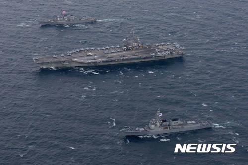 【서울=뉴시스】항모강습단 훈련과 연합 대특수전부대작전(MCSOF : Maritime Counter Special Operation Force)훈련. 사진 가운데가 미국 해군 원자력추진 항공모함 로널드레이건함(CVN 76), 로널드레이건함 왼쪽으로 한국 해군의 이지스구축함 세종대왕함(DDG-991),&nbsp; 로널드레이건함 오른쪽으로 미국 해군의 알레이버크급 구축함 스테덤함(DDG 63). 2017.10.18. (사진=미 해군 제공) photo@newsis.com