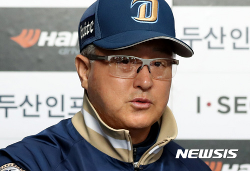 【서울=뉴시스】김진아 기자 = 18일 오후 서울 송파구 잠실야구장에서 열린 '2017 프로야구 KBO 포스트시즌' 2차전 NC 다이노스와 두산 베어스의 경기, NC 김경문 감독이 취재진과 인터뷰를 하고 있다. 2017.10.18. bluesoda@newsis.com