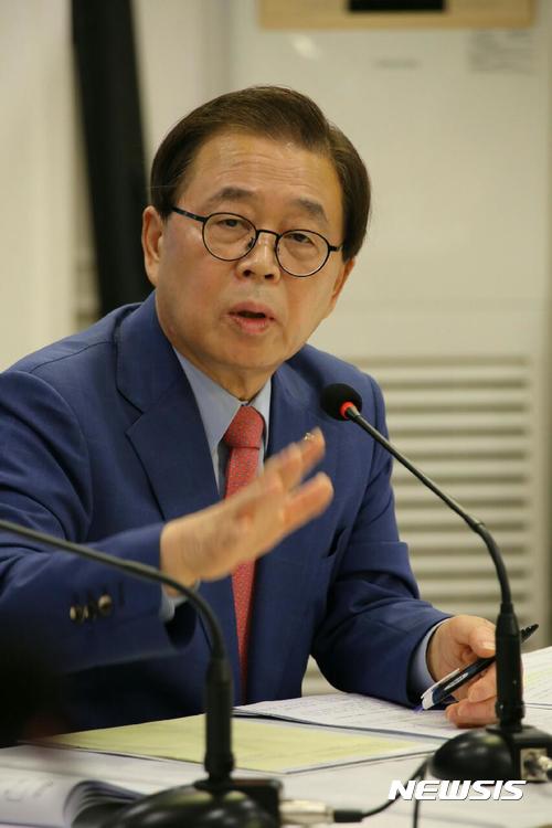 【대구=뉴시스】정창오 기자 = 남유진(65) 경북 구미시장이 19일 오전 대구 수성구 수성관관호텔에서 열린 ‘아시아포럼21’ 초청 토론회에 참석해 발언하고 있다. 2017.10.19.(사진=아시아포럼21 제공) photo@newsis.com