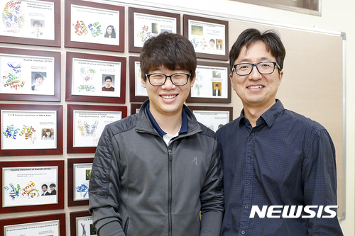 【대구=뉴시스】나호용 기자 = 혈액 내 혈소판 응집이 일어나는 새로운 메카니즘을 분자수준으로 세계 최초로 규명한 영남대 박현호 화학생화학부 박현호(왼쪽)교수와 김창민씨가 19일 대학내 연구실에서 활짝 웃어 보이고 있다. 2017.10.19.(사진=영남대 제공) photo@newsis.com