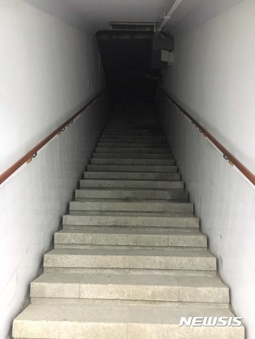 【서울=뉴시스】임재희 기자 = 19일 오전 서울 영등포구 '세마(SeMA)벙커' 내 지상으로 향하는 통로. 2017.10.19.&nbsp; limj@newsis.com 