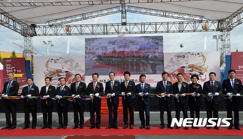 【전주=뉴시스】윤난슬 기자 = 사진은 지난해 전북 전주월드컵경기장에서 열린 '제15회 전주국제발효식품엑스포' 개막식. 2017.10.19. yns4656@newsis.com