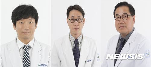 【양산=뉴시스】안지율 기자 = 경남 양산부산대학교병원 추기석, 정혁재, 이상수 교수팀이 WFUMB 2017에서 최고 포스터상을 받았다. 사진 왼쪽부터 영상의학과 추기석 교수, 혈관외과 정혁재·이상수 교수. 2017.10.19. (사진=양산부산대병원 제공) photo@newsis.com