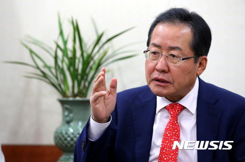 【서울=뉴시스】배훈식 기자 = 홍준표 자유한국당 대표가 18일 오후 서울 여의도 중앙당사 대표실에서 뉴시스와 인터뷰하고 있다. 2017.10.19.&nbsp; dahora83@newsis.com 