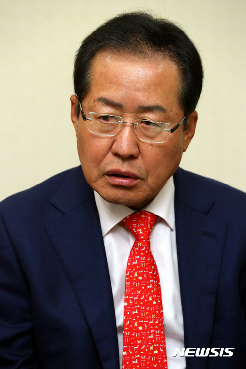 【서울=뉴시스】배훈식 기자 = 홍준표 자유한국당 대표가 18일 오후 서울 여의도 중앙당사 대표실에서 뉴시스와 인터뷰하고 있다. 2017.10.19. dahora83@newsis.com