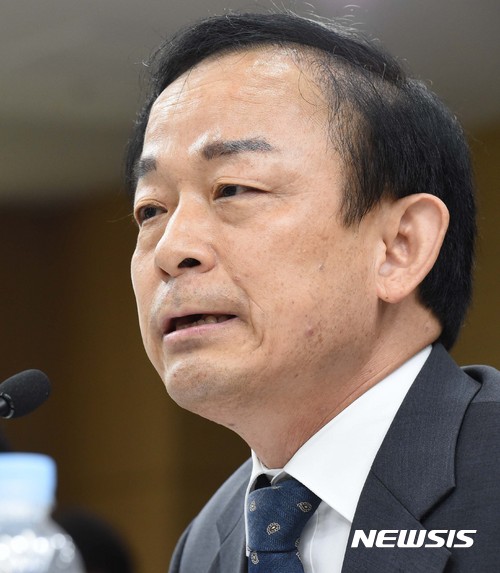 【대전=뉴시스】함형서 기자= 19일 오전 대전 대덕구 한국수자원공사 본사에서 열린 국회 국토교통위원회 한국수자원공사 국정감사에서 이학수 수공 사장이 의원들의 질의에 답변 하고 있다. 2017.10.19.foodwork23@newsis.com
