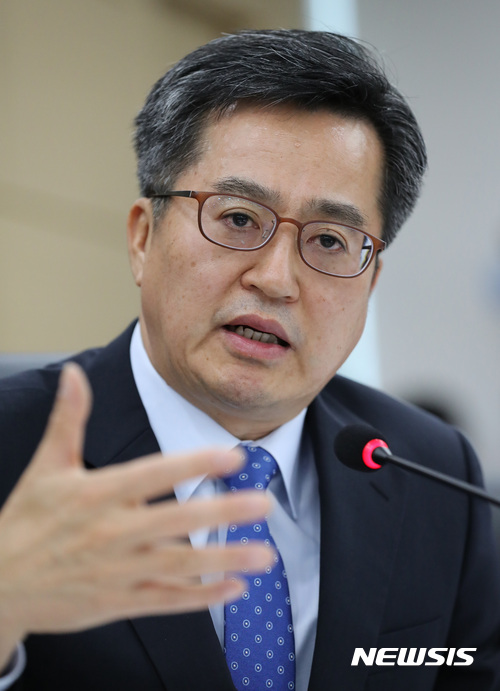 【세종=뉴시스】강종민 기자 = 19일 정부세종청사에서 열린 국회 기획재정위원회의 기획재정부에 대한 국정감사에서 김동연 부총리가 유승민 위원의 질의에 답변하고 있다. 2017.10.19. ppkjm@newsis.com