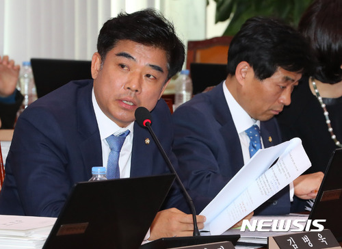 【서울=뉴시스】배훈식 기자 = 19일 오전 서울 여의도 국회 교육문화체육관광위원회 회의실에서 열린 2017 국정감사에 참석한 김병욱 더불어민주당 의원이 2014년 부산국제영화제 영화 '다이빙벨' 상영 방해 티켓 사재기 의혹에 대한 질의를 하고 있다. 2017.10.19. dahora83@newsis.com