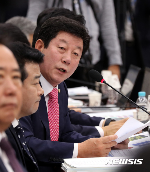 【서울=뉴시스】박영태 기자 = 박재호 더불어민주당 의원이 지난해 10월19일 오전 서울 영등포구 여의도 국회 국정감사에서 질의하고 있다. 2017.10.19.since1999@newsis.com
