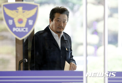 【서울=뉴시스】최동준 기자 = 이상호 기자가 지난 2017년10월19일 '고 김광석 딸 사망 의혹' 고소, 고발 사건과 관련해 조사를 받기 위해 서울 종로구 서울경찰청으로 출석하고 있다. 2017.10.19. photocdj@newsis.com