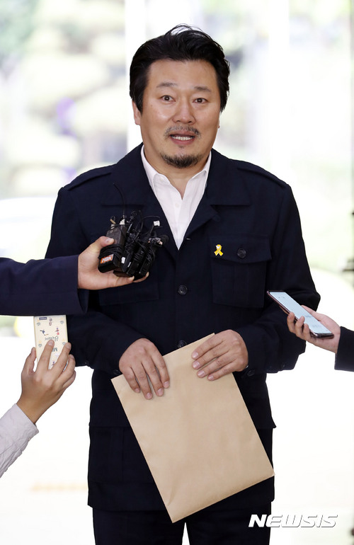 【서울=뉴시스】최동준 기자 = 이상호 기자가 19일 '고 김광석 딸 사망 의혹' 고소, 고발 사건과 관련해 조사를 받기 위해 서울 종로구 서울지방경찰청으로 출석하며 취재진 질문에 답하고 있다. 2017.10.19. photocdj@newsis.com