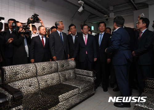 【서울=뉴시스】조성봉 기자 = 박원순 서울시장, 더불어민주당 신경민 의원, 조길형 영등포구청장 등이 19일 오전 서울 영등포구 세마(SeMA) 벙커에서 개관식을 마친 후 벙커 내부 전시물들을 둘러보고 있다. 서울시는 1970년대 대통령 경호용으로 추정되는 목적으로 만들어진 여의도 지하 비밀벙커를 전시문화공간 'SeMA 벙커'로 새로 단장해 19일 시민에게 공개했다. 2017.10.19. photo@newsis.com