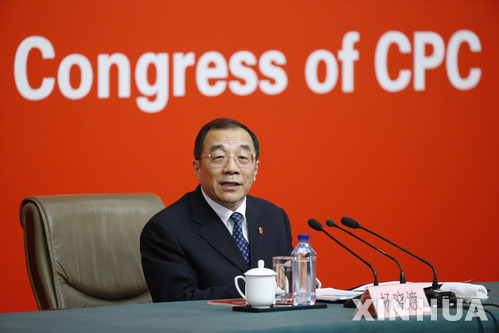 【베이징=신화/뉴시스】양샤오두 중국 당중앙 기율검사위 부서기 겸 국무원 감찰부장이 19일 베이징에서 열린 기자회견에 참석해 지난 5년간 비리 단속 실적을 발표하고 있다. 2017.10.19 