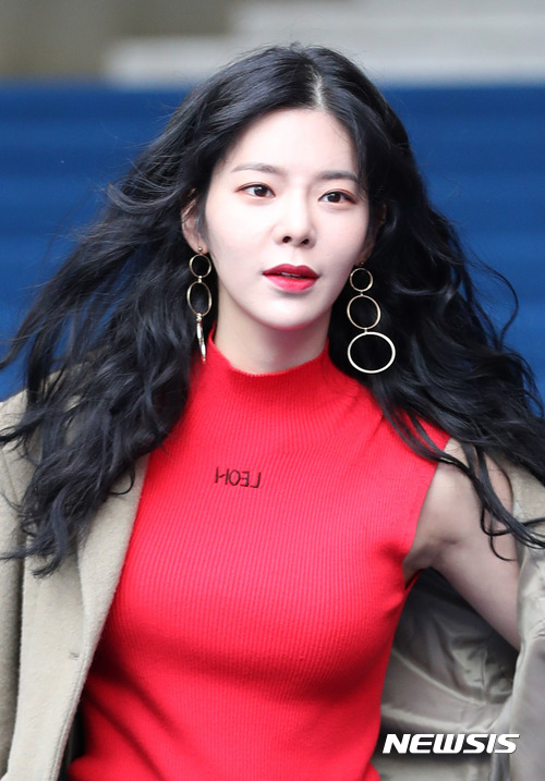 【서울=뉴시스】권현구 기자 = 가수 장재인이 19일 오후 서울 중구 동대문디자인플라자(DDP)에서 열린 '2018 S/S 헤라서울패션위크-키옥' 컬렉션에 참석하고 있다. 2017.10.19. stoweon@newsis.com
