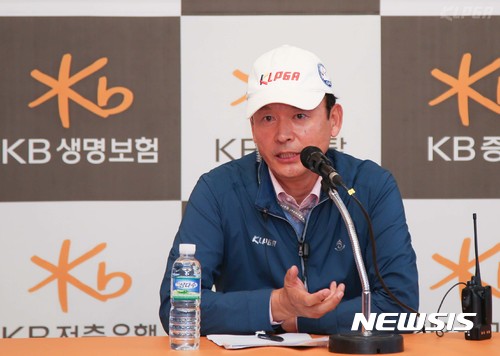 【서울=뉴시스】 최진하 KLPGA 경기위원장이 19일 경기도 이천에 위치한 블랙스톤GC에서 열린 'KB금융 스타 챔피언십 1라운드' 경기에 대해 미디어 브리핑을 하고 있다. 2017.10.19. (사진=KLPGA 제공) photo@newsis.com