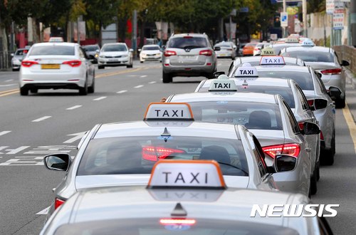 [서울=뉴시스] 서울역 일대에 택시가 줄지어 있다. photo1006@newsis.com