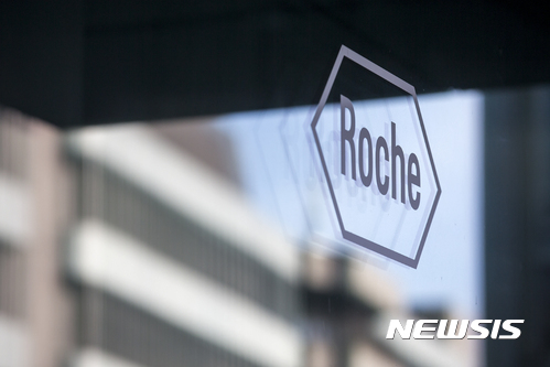【바젤(스위스)=AP/뉴시스】 지난 2017년 2월1일 스위스 바젤에서 다국적제약업체 로슈의 연례 기자설명회가 개최됐다. 2017.02.01