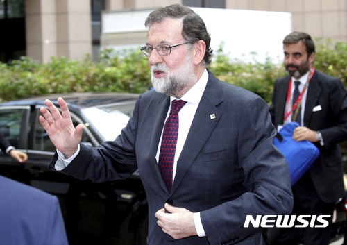 【브뤼셀=AP/뉴시스】 스페인의 마리아노 라호이 총리가 19일 유럽연합 정상회의에 참석하기 위해 취재진에게 손을 들어보이며 정상회의 본부건물로 들어가고 있다. 한 시간 전 스페인 수도 마드리드에서는 카탈루냐 독립저지를 위한 토요일 비상각의 개최가 공표되었다. 2017. 10. 19.