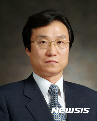 【대구=뉴시스】배소영 기자 = 대구 영남대학교병원은 김오룡(신경외과) 교수가 대한신경외과학회 '제57차 추계학술대회 및 상임이사회'에서 차기 학회장으로 선출됐다고 20일 밝혔다. 사진은 김 교수다. 2017.10.20. (사진=영남대병원 제공)photo@newsis.com