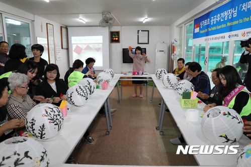 【안동=뉴시스】류상현 기자 = 싱가포르 공공후견청 관계자들(왼쪽)이 포항의 '치매보듬마을'을 찾아 이곳에서 진행되고 있는 프로그램들을 살펴보고 있다. 2017.10.20 (사진=경북도 제공)  photo@newsis.com  