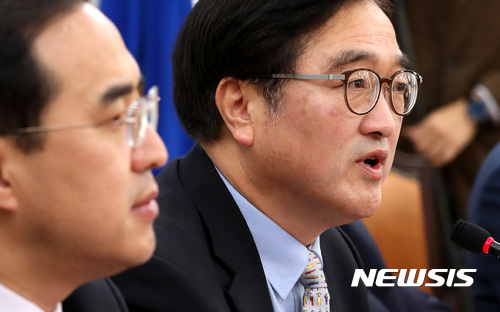 【서울=뉴시스】이영환 기자 = 20일 오전 서울 여의도 국회 더불어민주당 원내대표실에서 열린 국정감사 대책회의에 참석한 우원식 원내대표가 발언하고 있다. 우원식 원내대표는 "신고리5,6호기 원전 공론화위원회 최종 권고안 발표가 잠시 후 진행되는데 일부 한계점이 있었지만 이번 위원회가 사회갈등 해결 모델이 되길 바란다" 며 "정부여당은 결정을 존중할 것"이라고 밝혔다. 2017.10.20. 20hwan@newsis.com